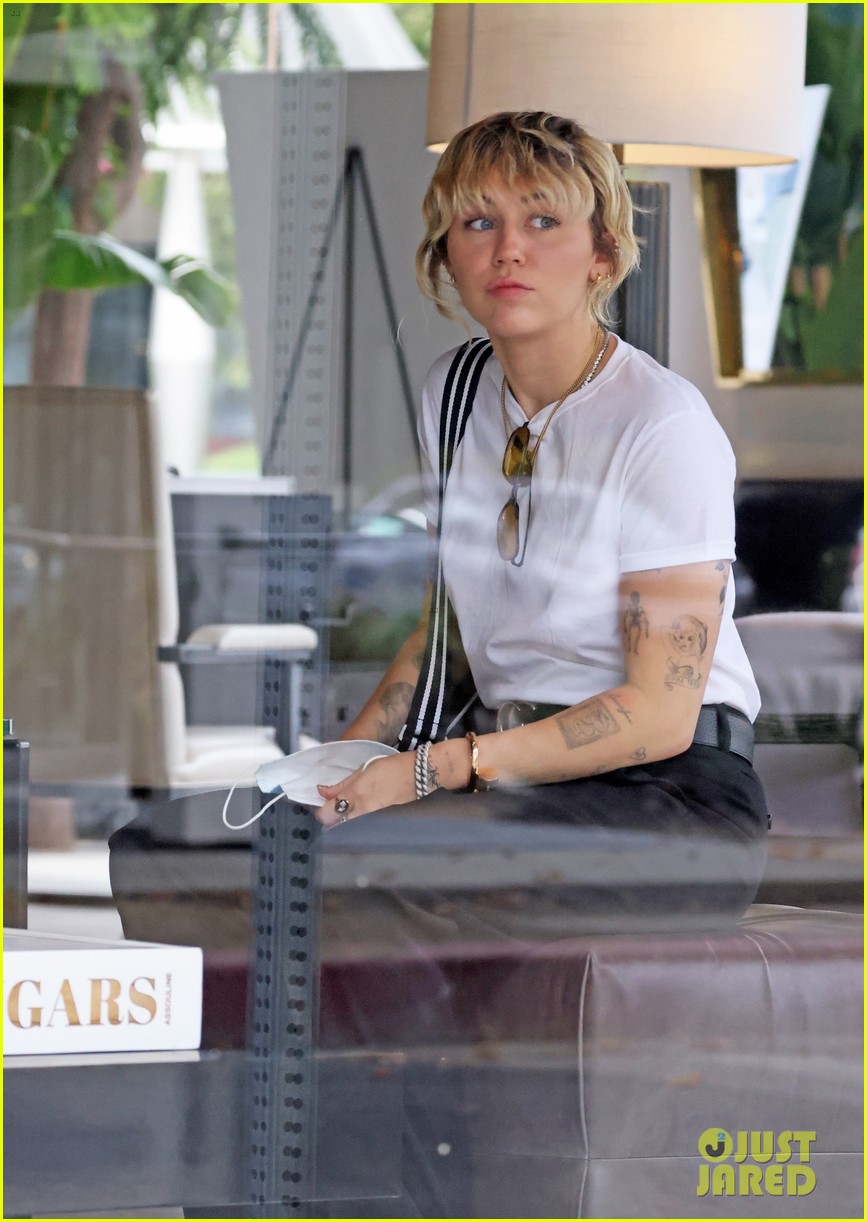 miley cyrus mom tish furniture shopping la 51