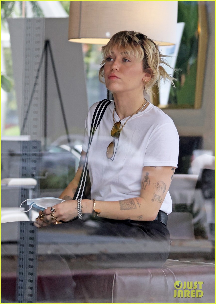 Miley Cyrus Shops For Furniture With Mom Tish Photo 1320482 Photo Gallery Just Jared Jr 8763