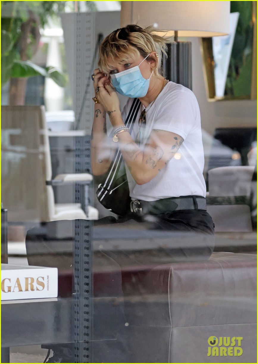 miley cyrus mom tish furniture shopping la 54