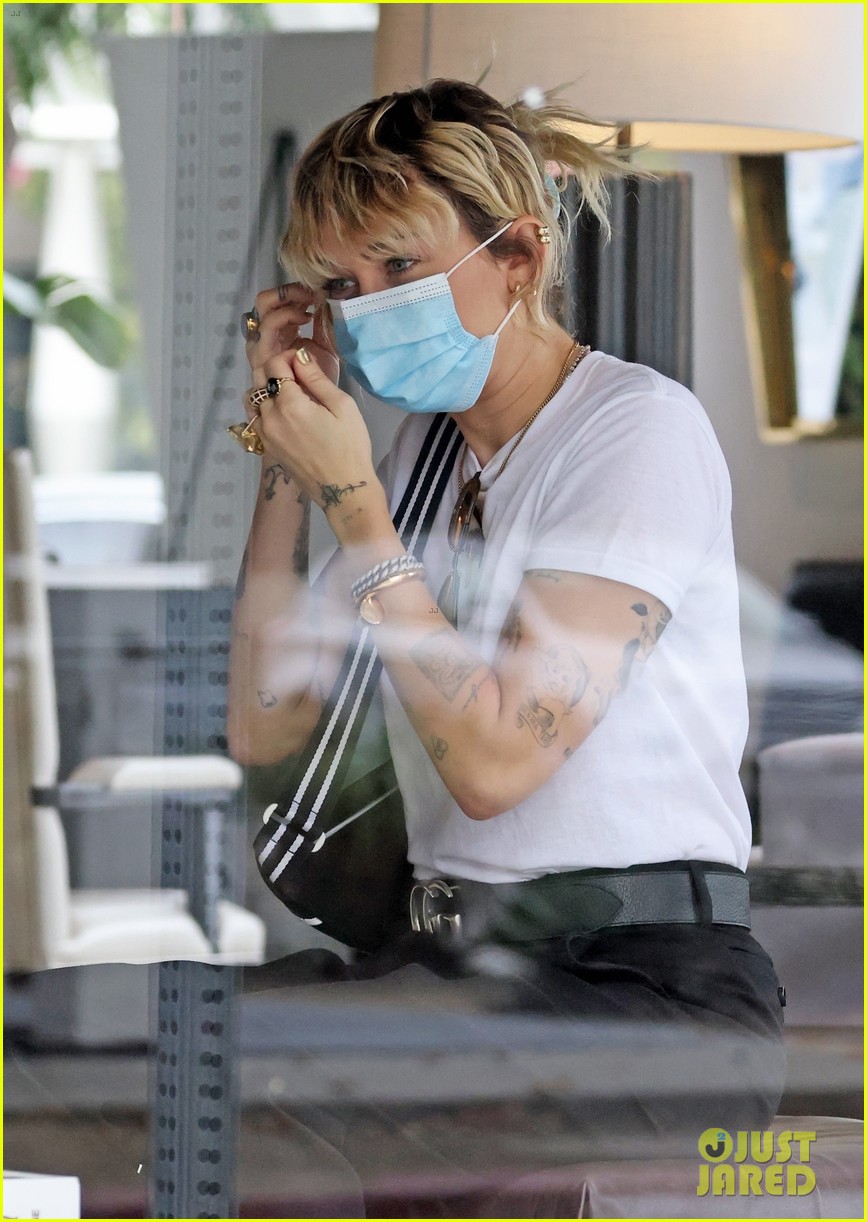 miley cyrus mom tish furniture shopping la 55