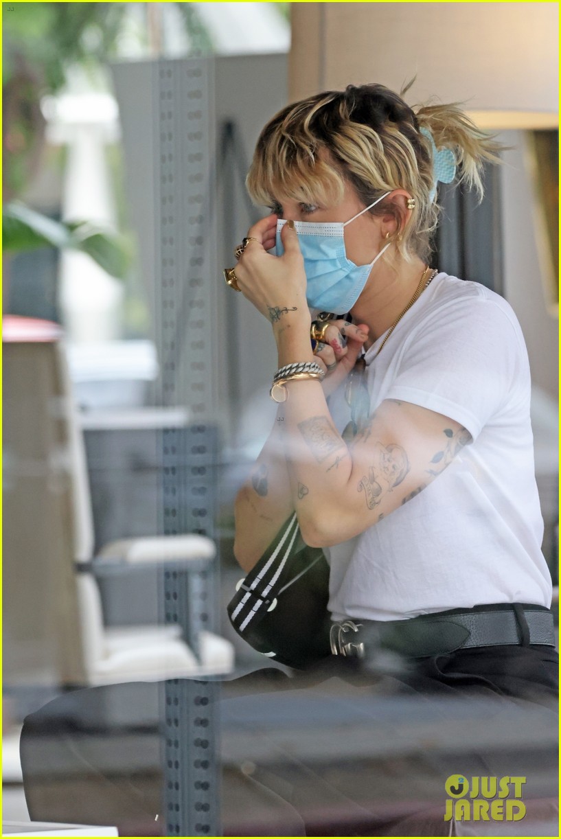 miley cyrus mom tish furniture shopping la 56