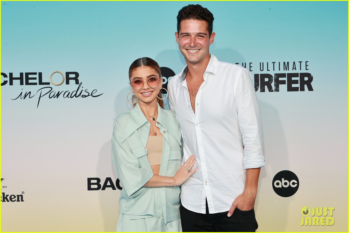 sarah hyland wells adams share super cute moments at bachelor in paradise premiere 08