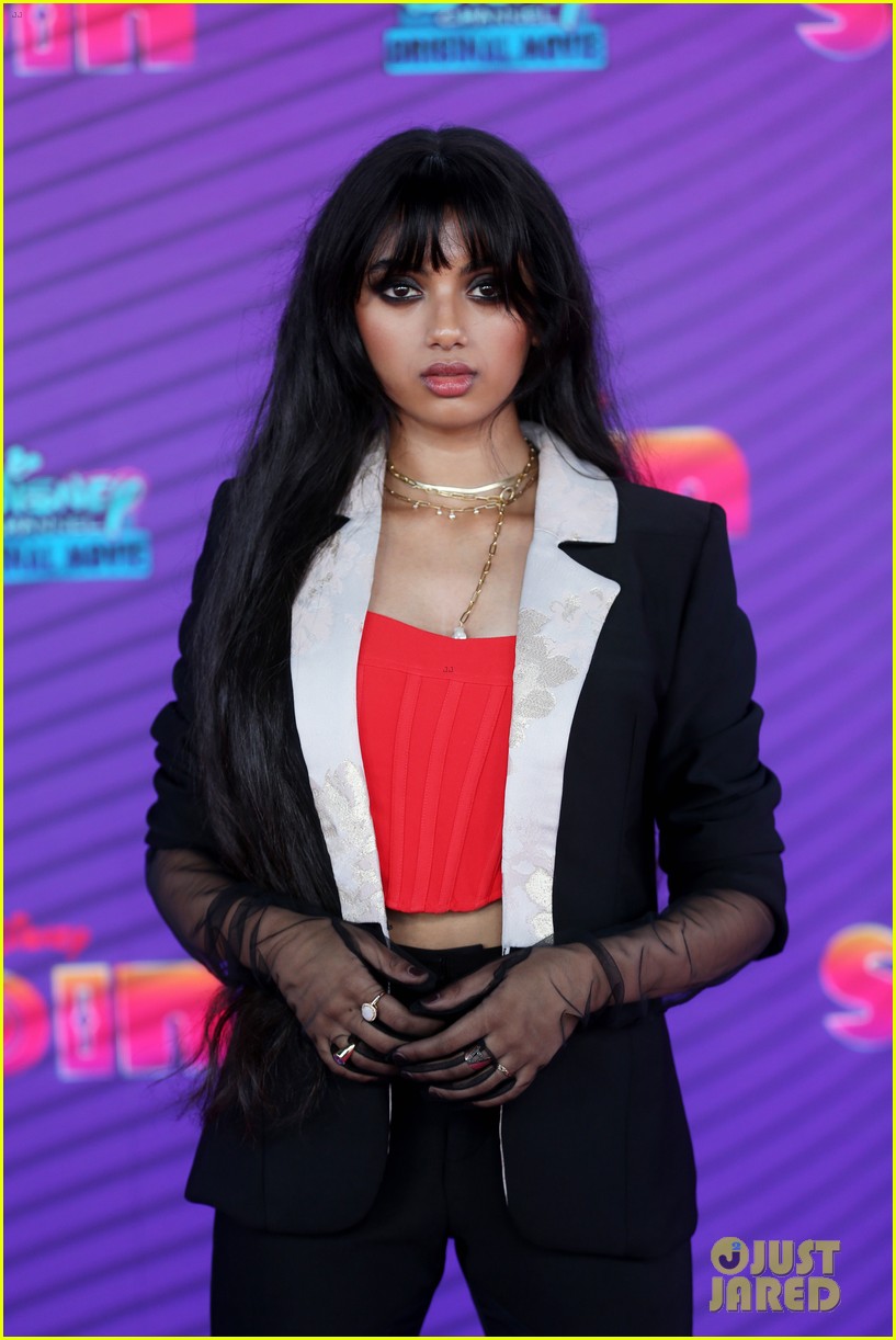 avantika kerri medders rock the bangs at spin premiere 08