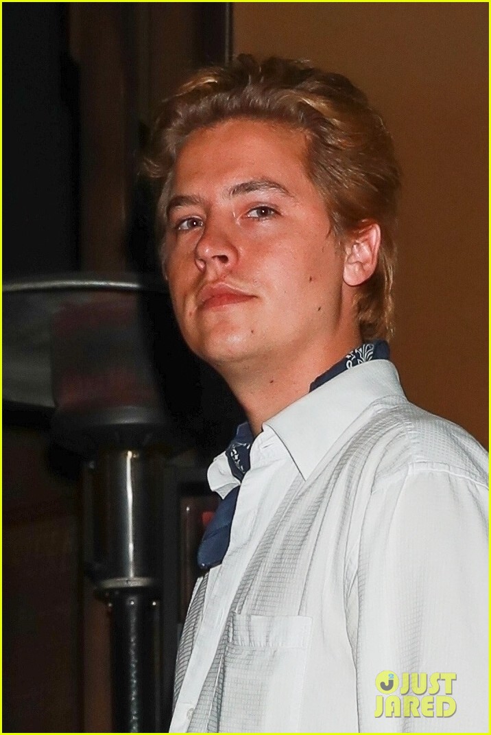cole sprouse girlfriend dinner 06