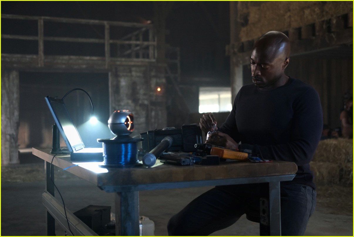the flashs tom cavanagh directs tonights superman lois finale 04