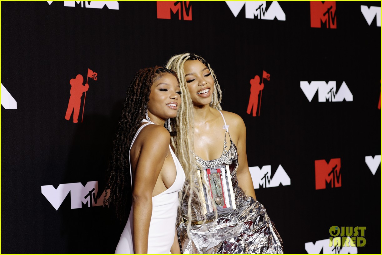 Full Sized Photo of chloe halle bailey mtv vmas red carpet 03 | Chloe