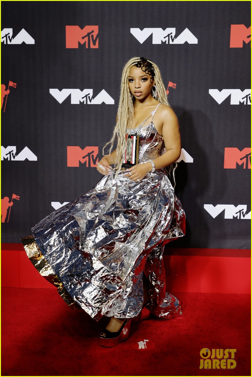 Chloe & Halle Bailey Stun on the MTV VMAs 2021 Red Carpet | Photo