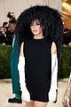 dixie damelio wears ostrich feather hat to met gala 2021 02
