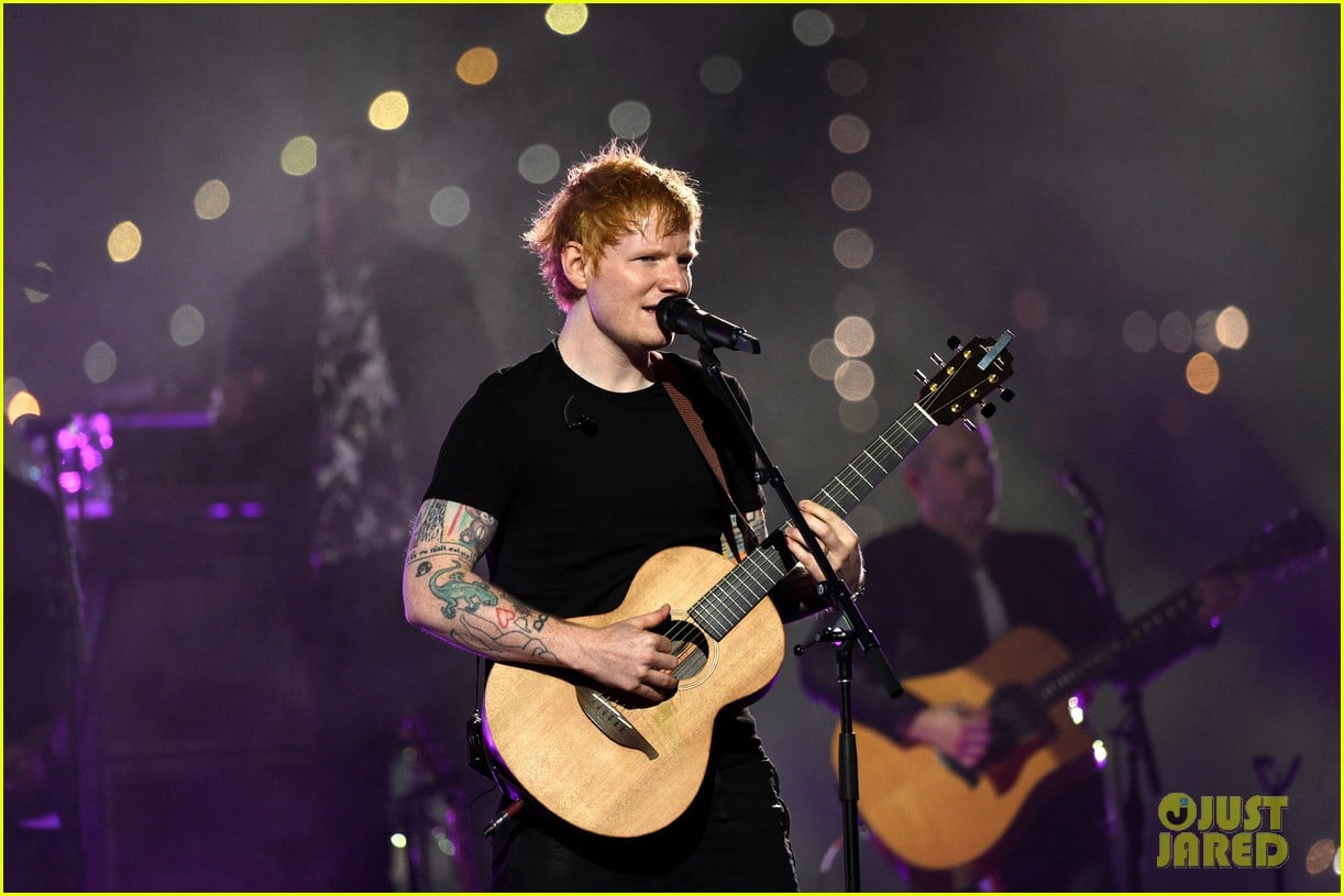 full-sized-photo-of-ed-sheeran-shiver-performance-vmas-2021-03-ed