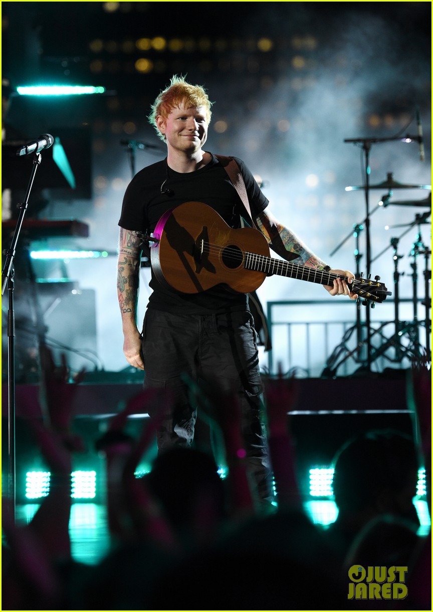 Full Sized Photo Of Ed Sheeran Shiver Performance Vmas 2021 09 Ed Sheeran Hits The Mtv Vmas 