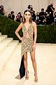 emma chamberlain goes for gold at met gala2021 01
