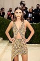 emma chamberlain goes for gold at met gala2021 04
