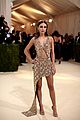 emma chamberlain goes for gold at met gala2021 08