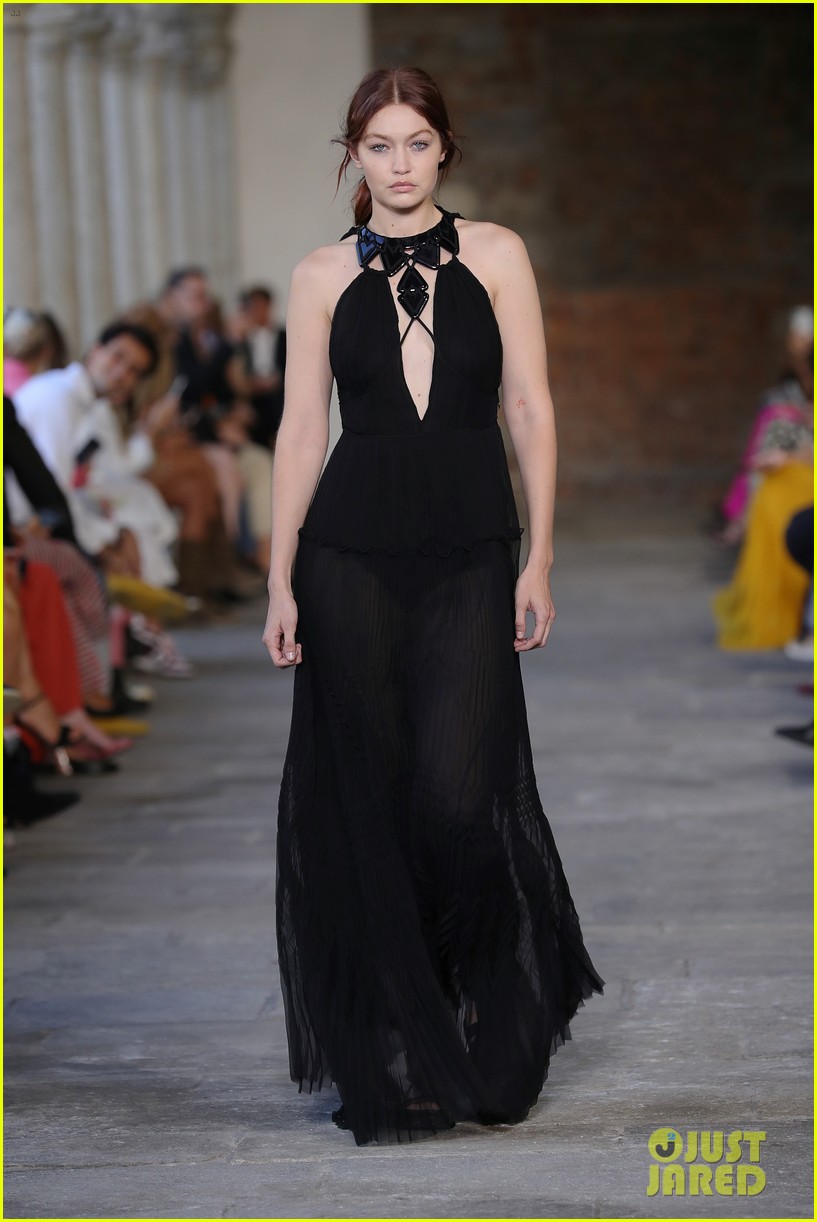 Gigi Hadid Closes Alberta Ferretti Fashion Show at Milan Fashion Week ...