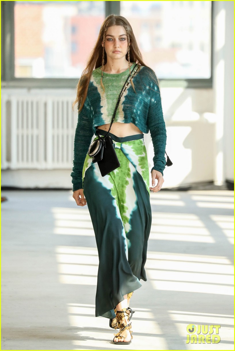 gigi hadid wraps up new york fashion week on tom ford runway 06