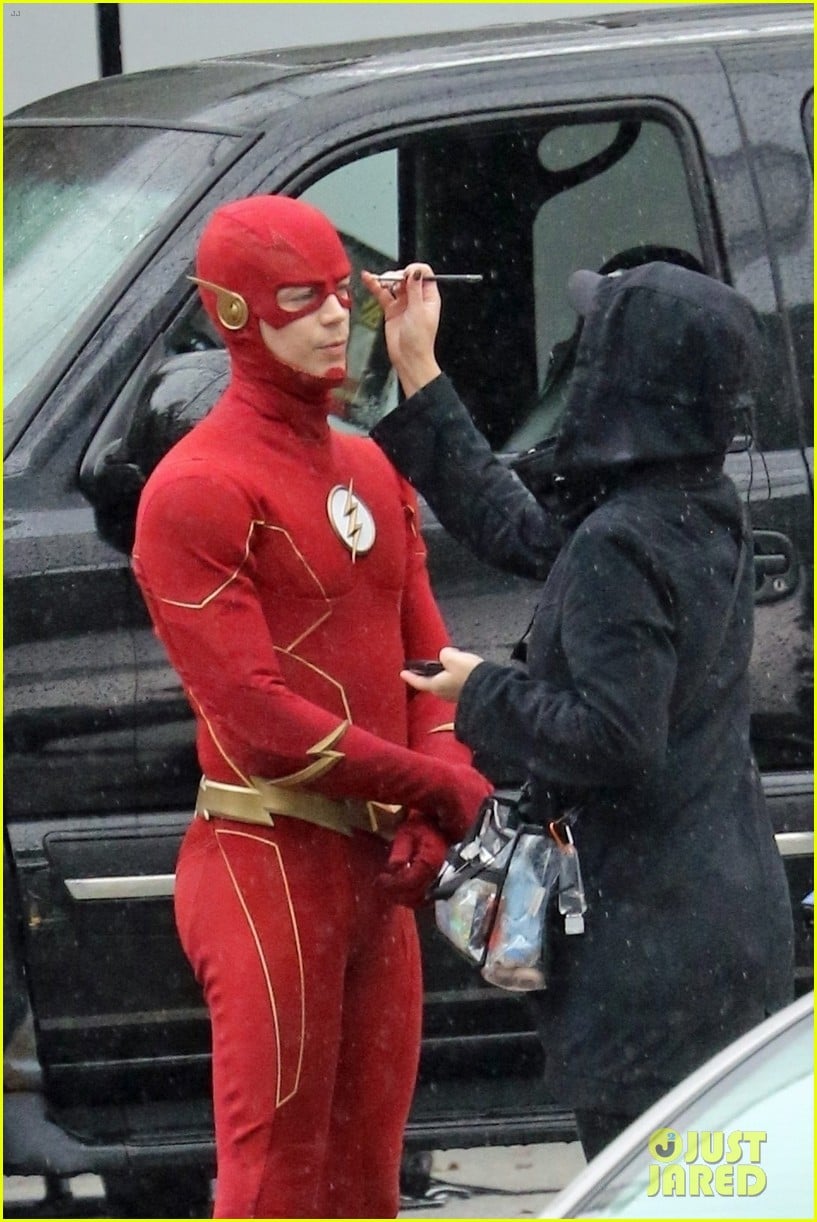 grant gustin photographed on the flash set for first time in season 8 04