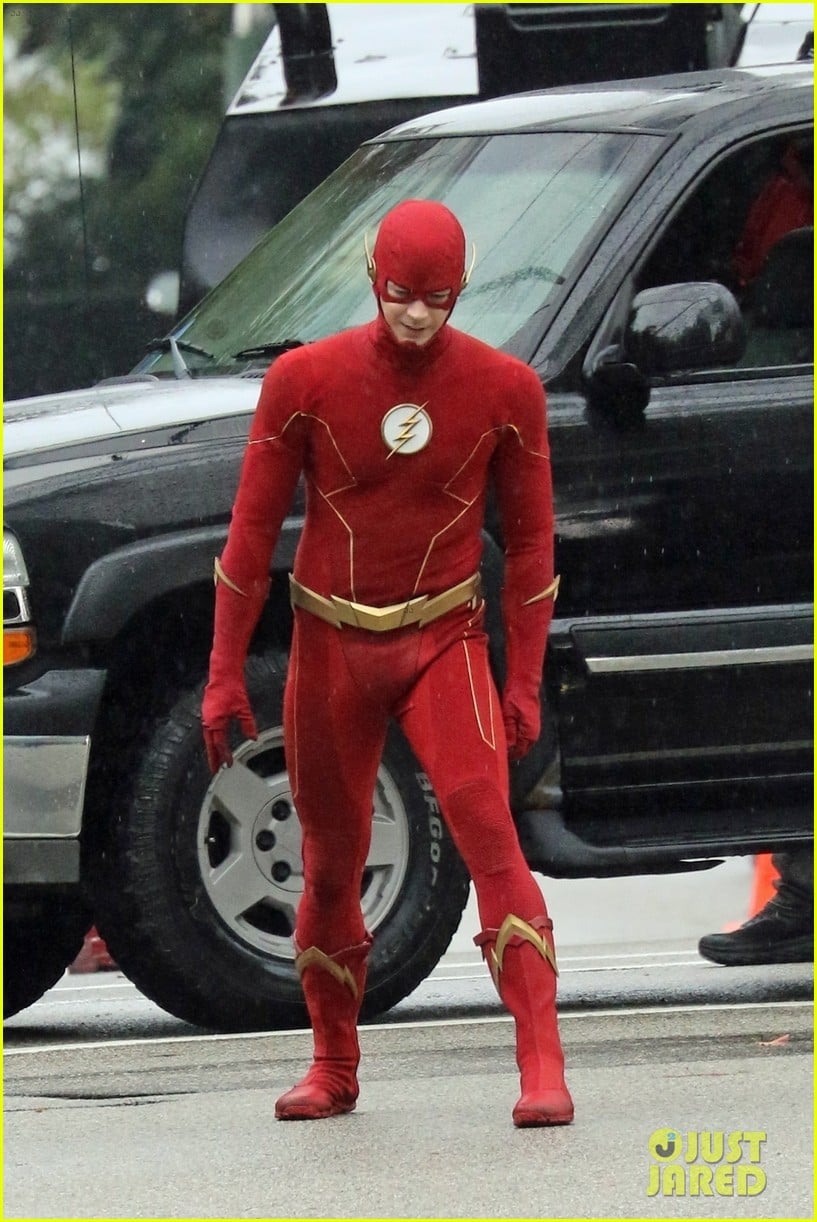 grant gustin photographed on the flash set for first time in season 8 07