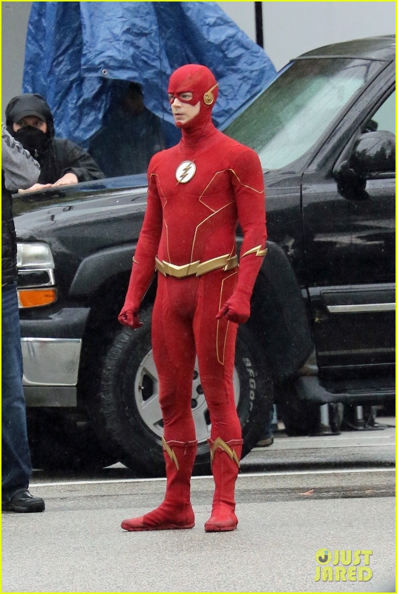 grant gustin photographed on the flash set for first time in season 8 13