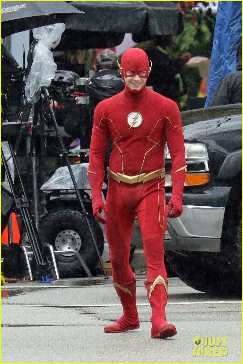 grant gustin photographed on the flash set for first time in season 8 17