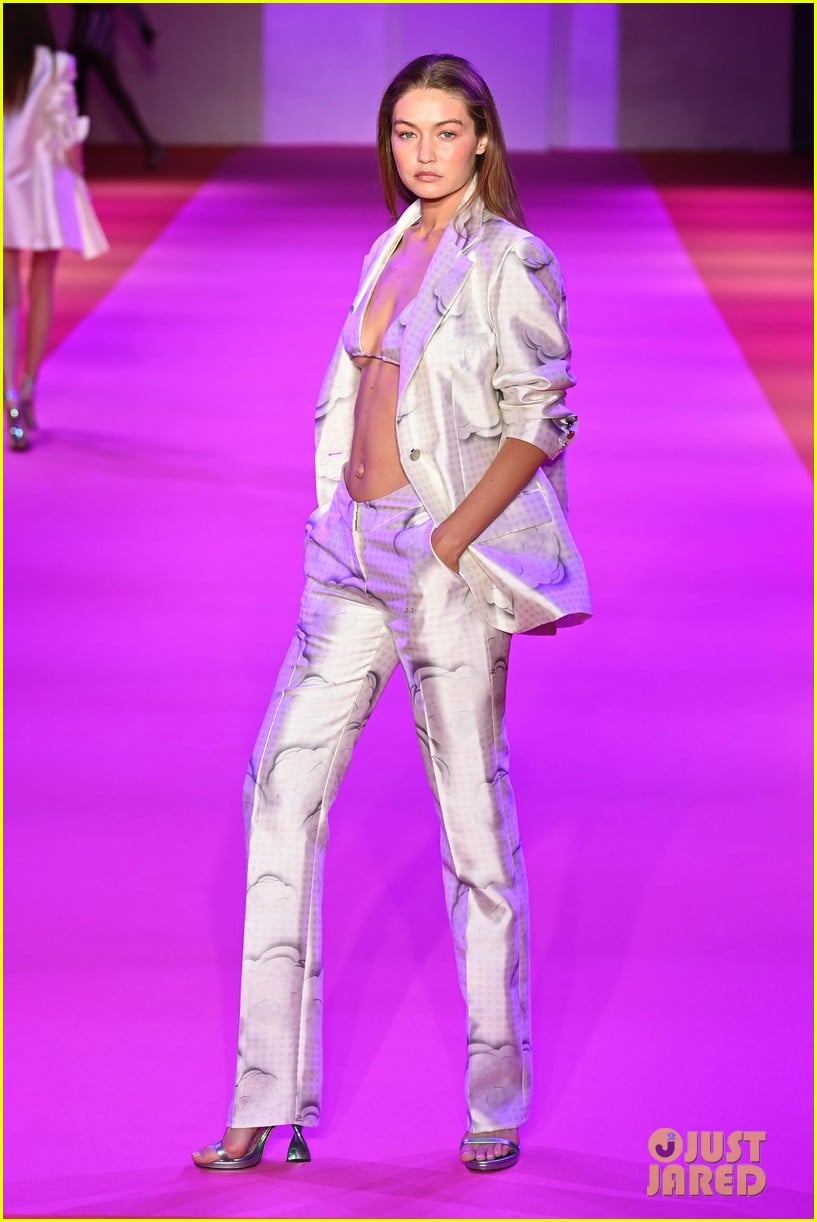Full Sized Photo of gigi hadid brandon maxwell show nyfw 03 | Gigi