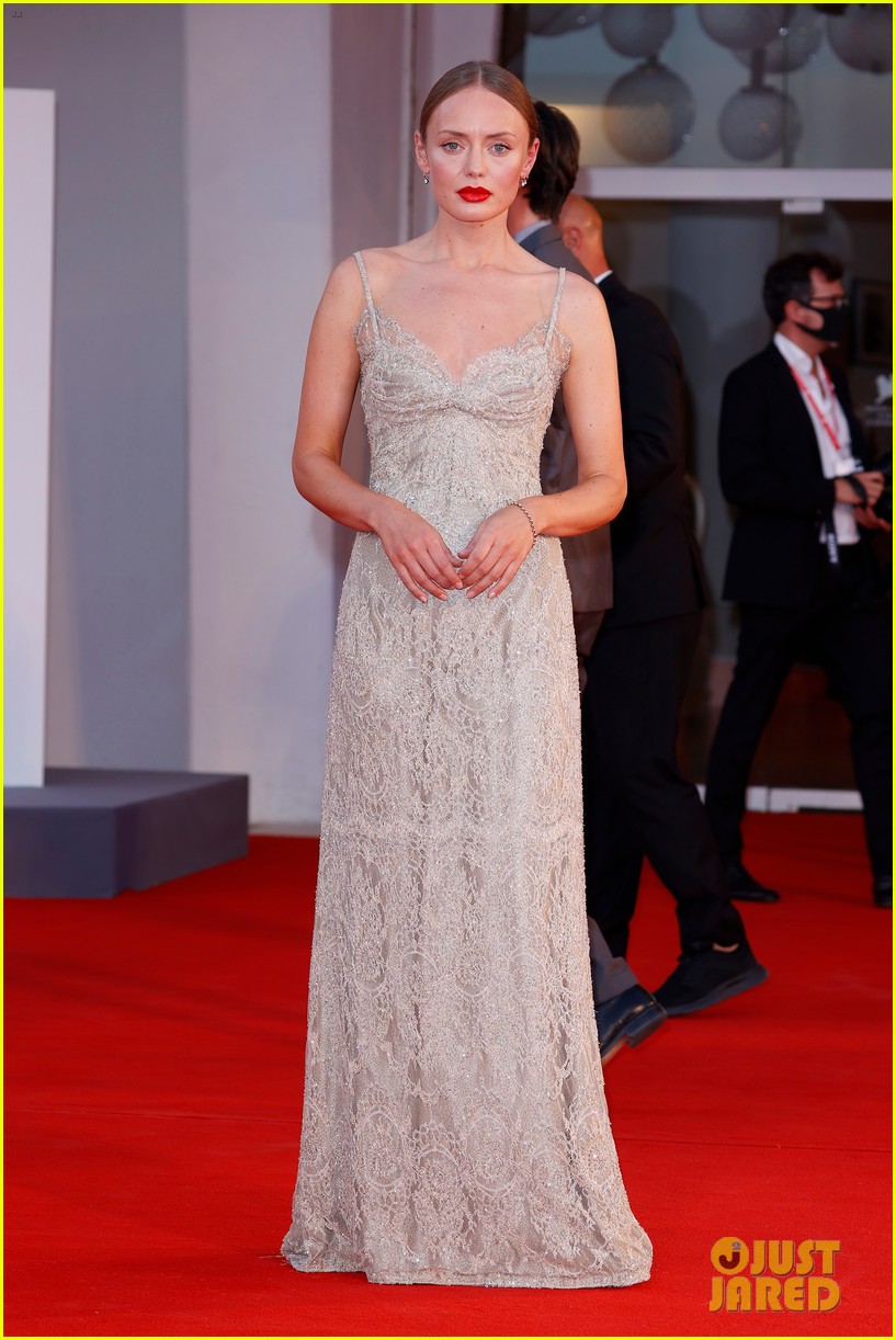hailee steinfeld young hollywood venice film festival 56