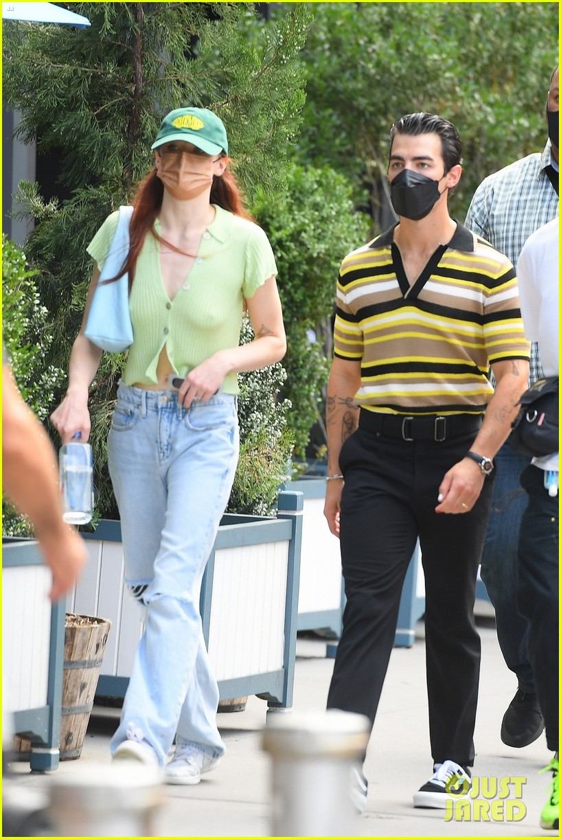 joe jonas sophie turner out nyc walk 03