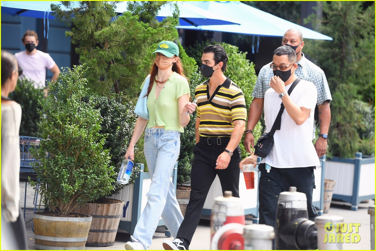 joe jonas sophie turner out nyc walk 04