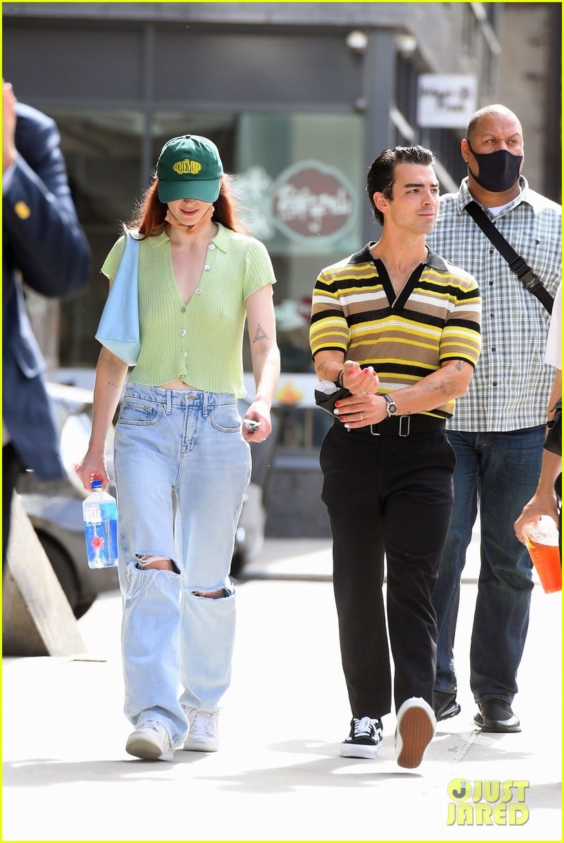 Joe Jonas Steps Out For A Stroll With Sophie Turner | Photo 1324855 ...