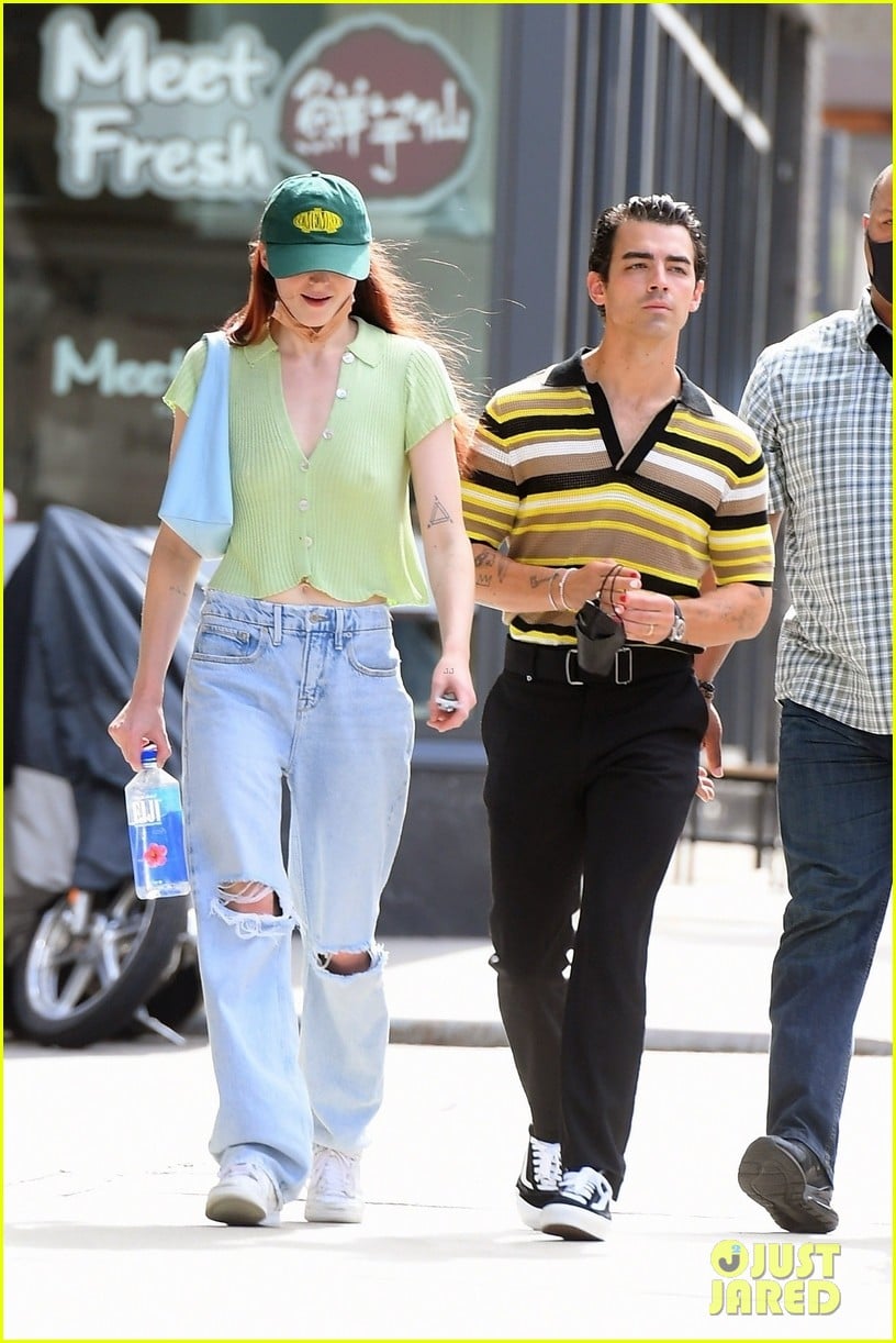 Joe Jonas Steps Out For A Stroll With Sophie Turner | Photo 1324856 ...