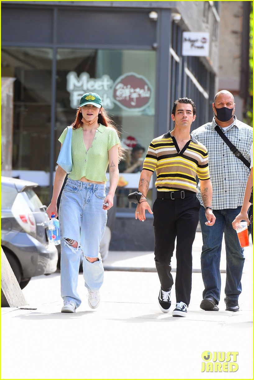 joe jonas sophie turner out nyc walk 07