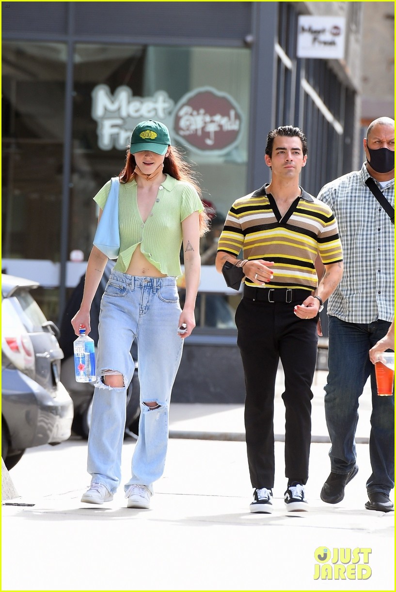 joe jonas sophie turner out nyc walk 09