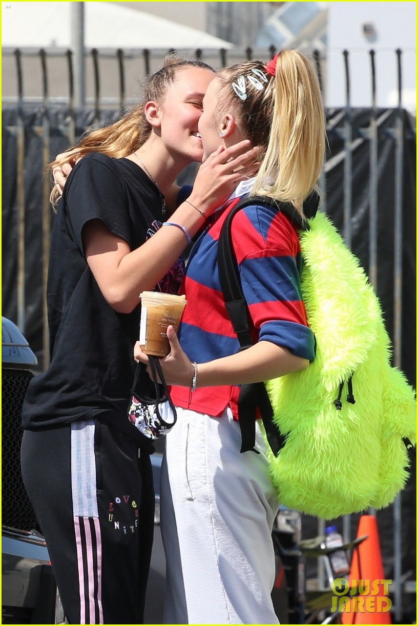 Full Sized Photo Of Jojo Siwa Gets A Kiss From Girlfriend Kylie Prew After Dance Rehearsals 05