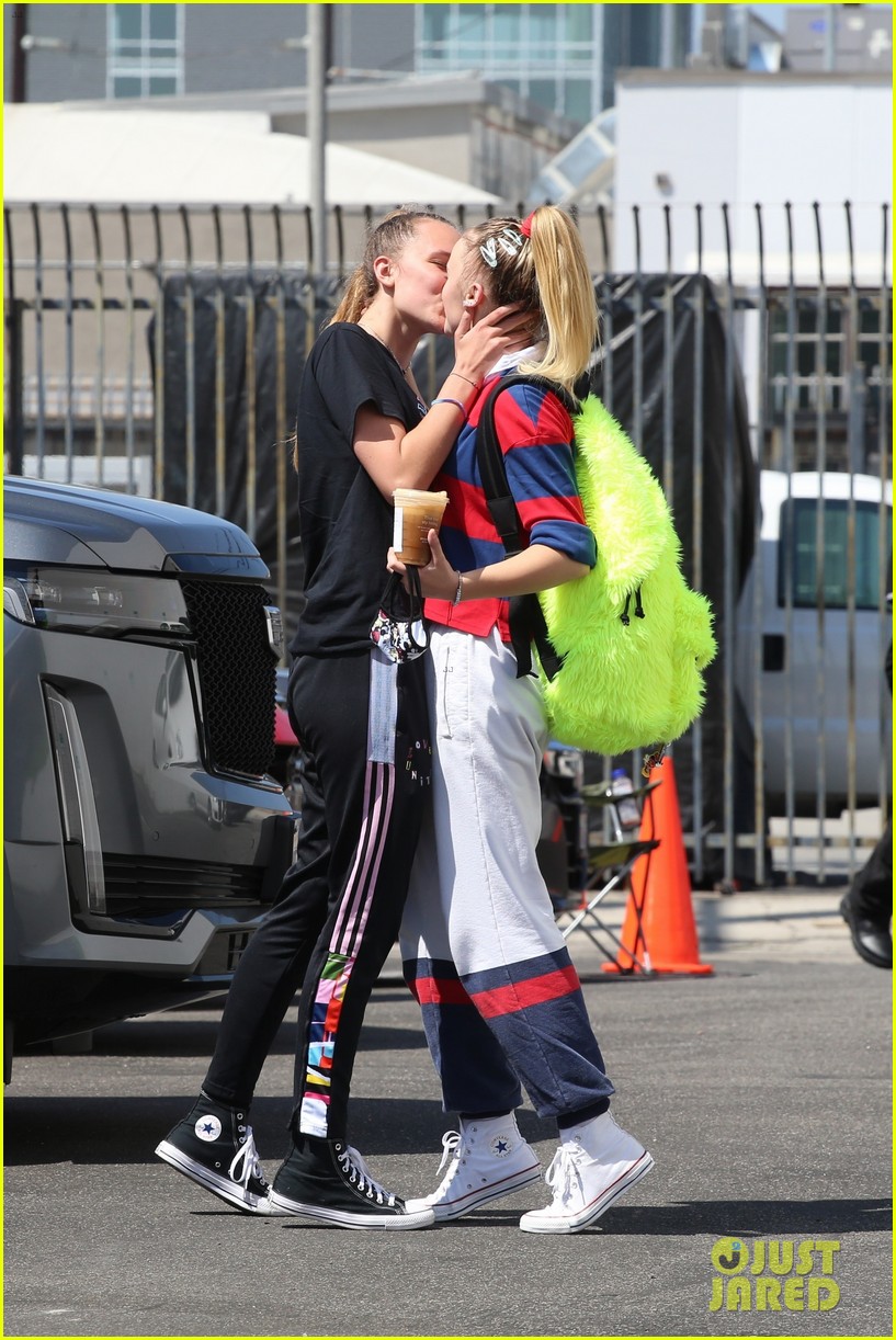 Full Sized Photo Of Jojo Siwa Gets A Kiss From Girlfriend Kylie Prew After Dance Rehearsals 08