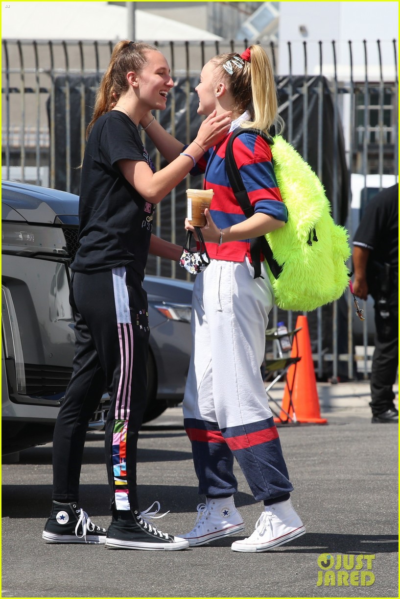 Jojo Siwa Gets A Kiss From Girlfriend Kylie Prew After Dancing With The Stars Rehearsal 