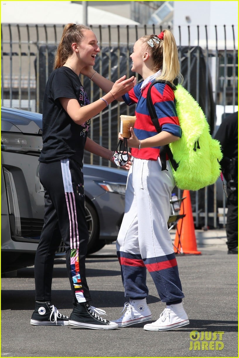 JoJo Siwa Gets a Kiss From Girlfriend Kylie Prew After 'Dancing With ...