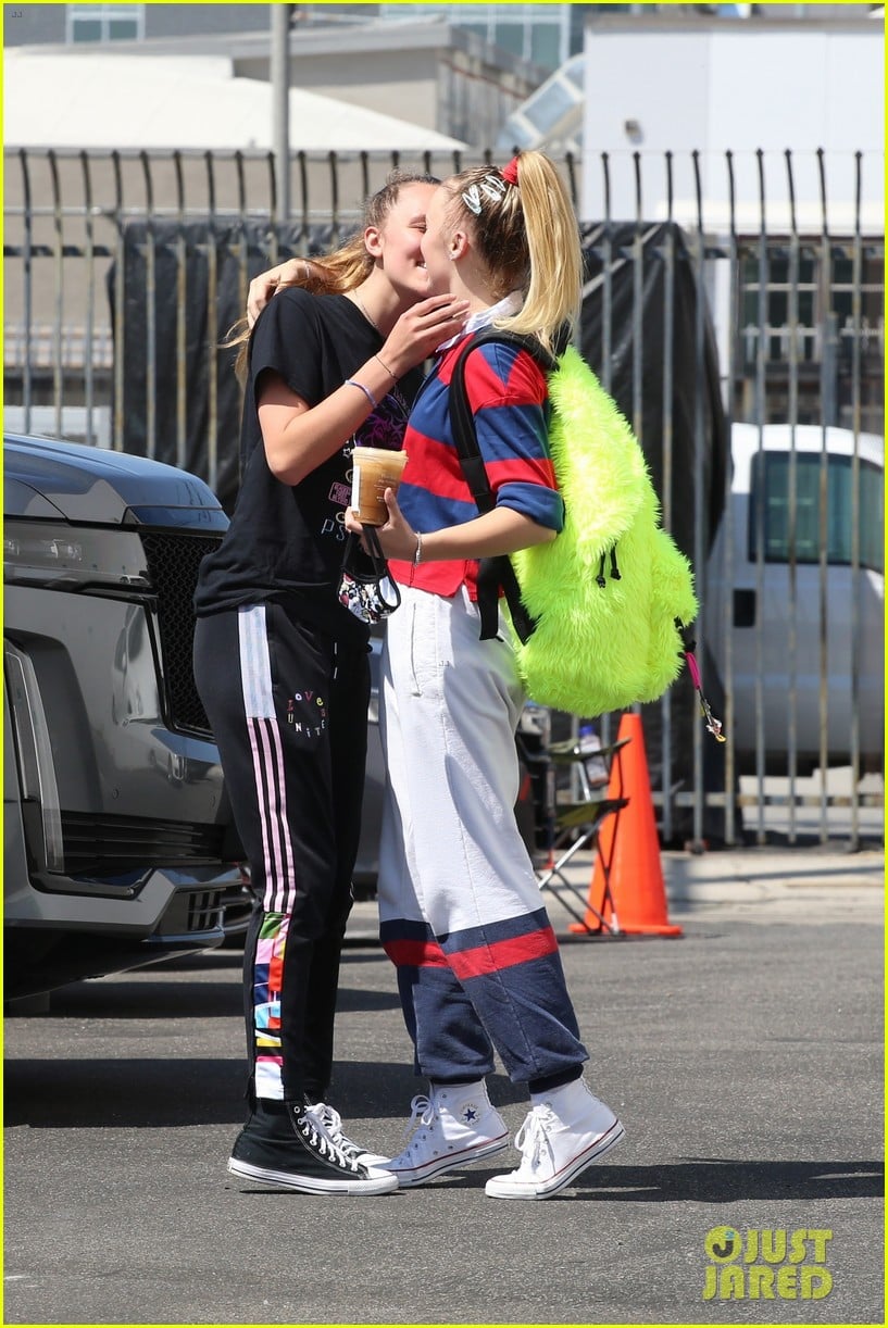 Full Sized Photo Of Jojo Siwa Gets A Kiss From Girlfriend Kylie Prew After Dance Rehearsals 31 3891