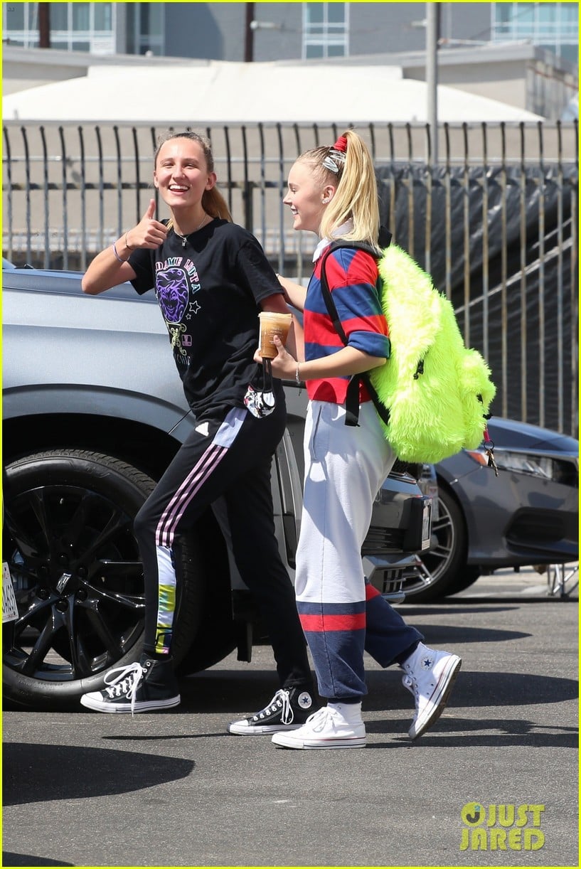 JoJo Siwa Gets a Kiss From Girlfriend Kylie Prew After 'Dancing With ...