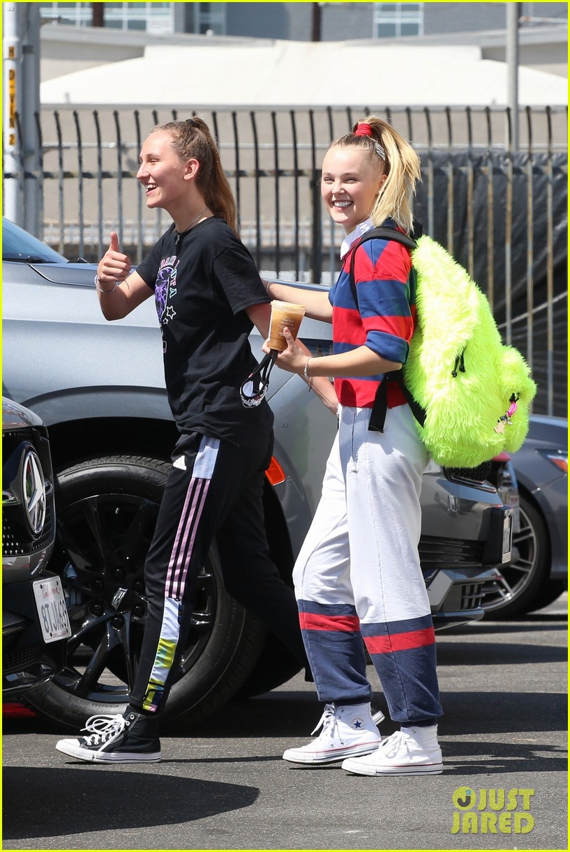 Jojo Siwa Gets A Kiss From Girlfriend Kylie Prew After Dancing With The Stars Rehearsal 5710