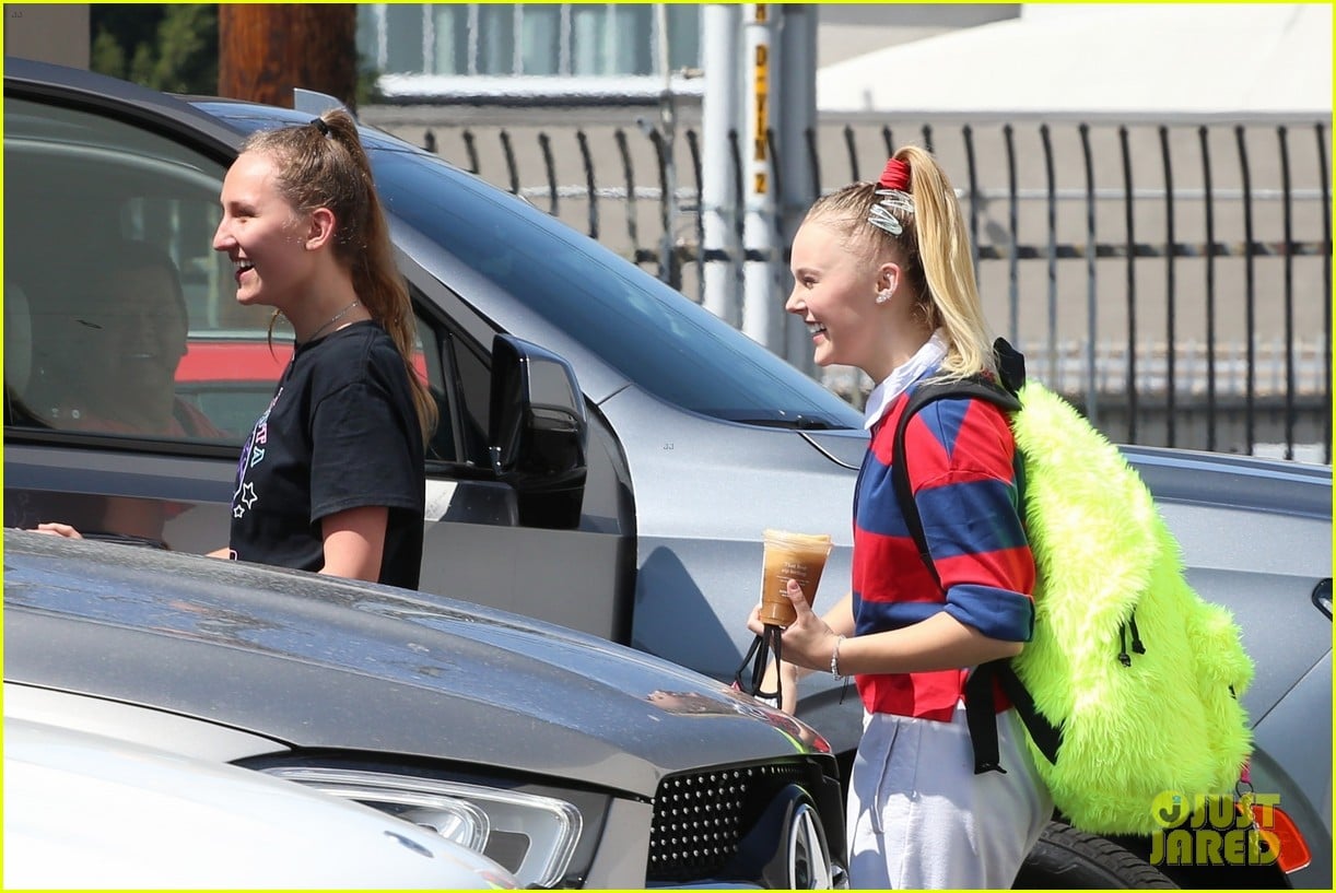 JoJo Siwa Gets a Kiss From Girlfriend Kylie Prew After 'Dancing With ...