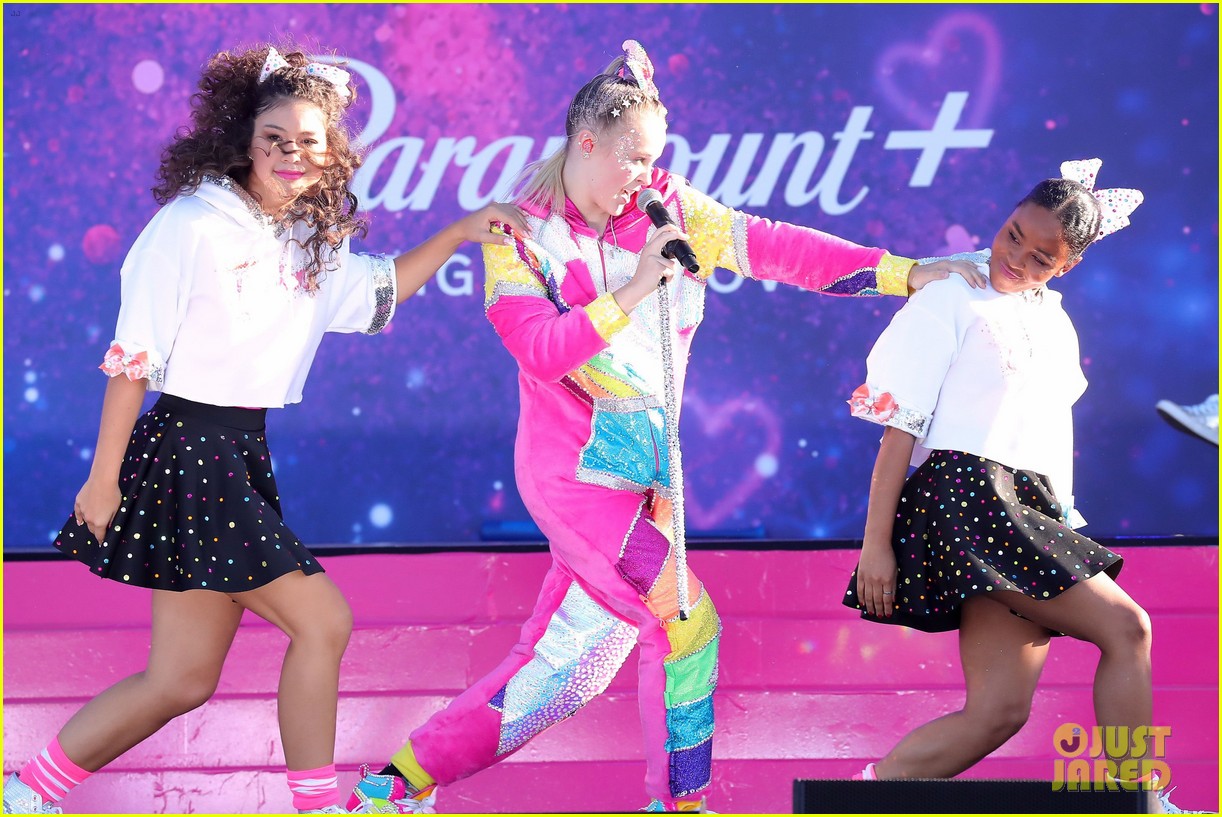 JoJo Siwa, Girlfriend Kylie Prew Make Red Carpet Debut