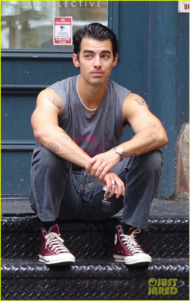 joe jonas shows off tattooed arms wearing sleeveless shirt in nyc 01