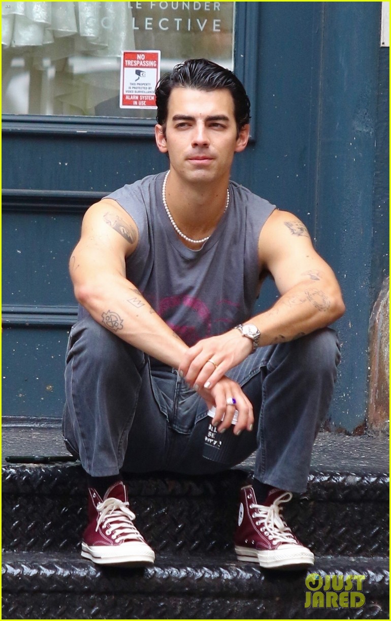 joe jonas shows off tattooed arms wearing sleeveless shirt in nyc 07