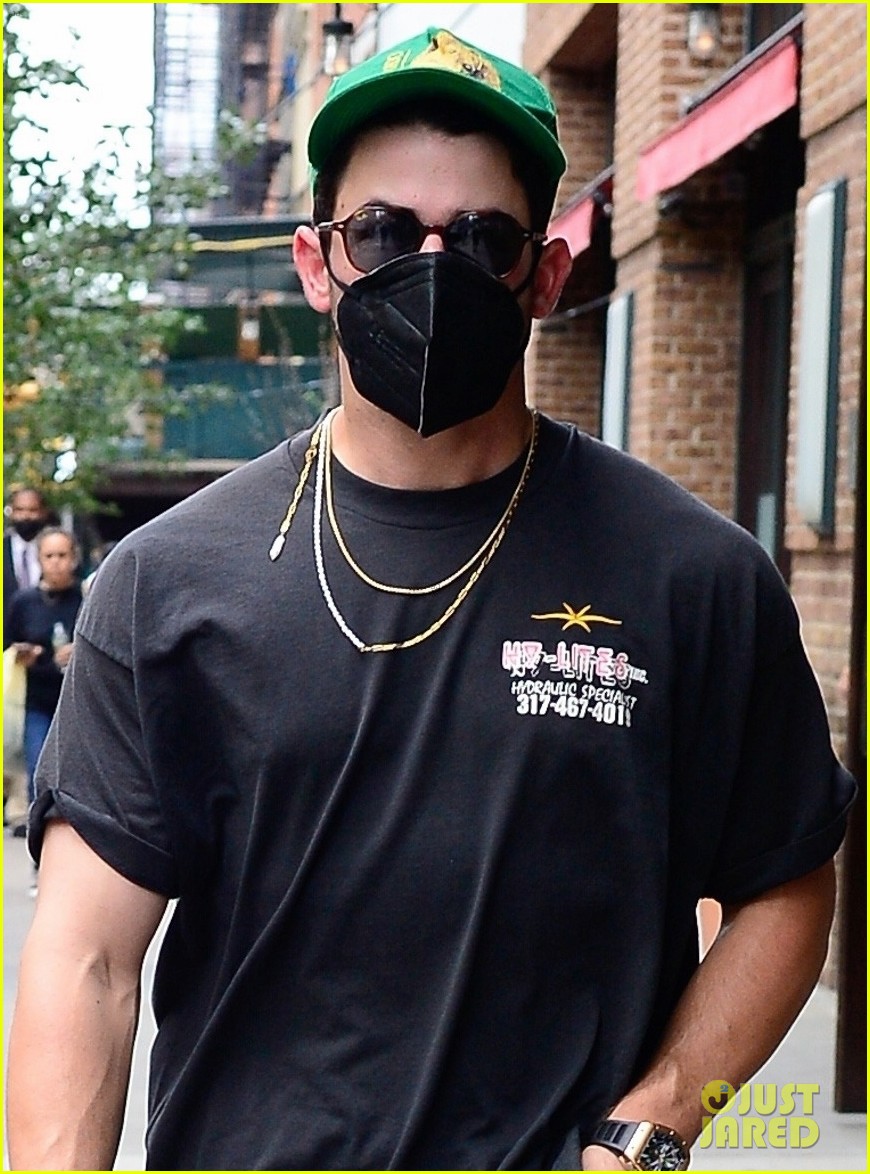 joe jonas shows off tattooed arms wearing sleeveless shirt in nyc 08
