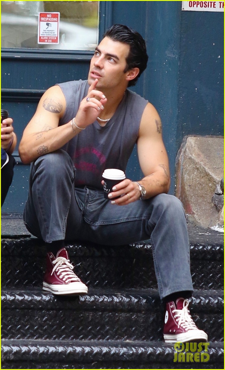 joe jonas shows off tattooed arms wearing sleeveless shirt in nyc 10