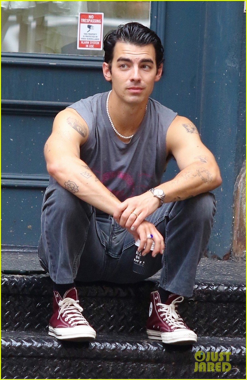 joe jonas shows off tattooed arms wearing sleeveless shirt in nyc 12