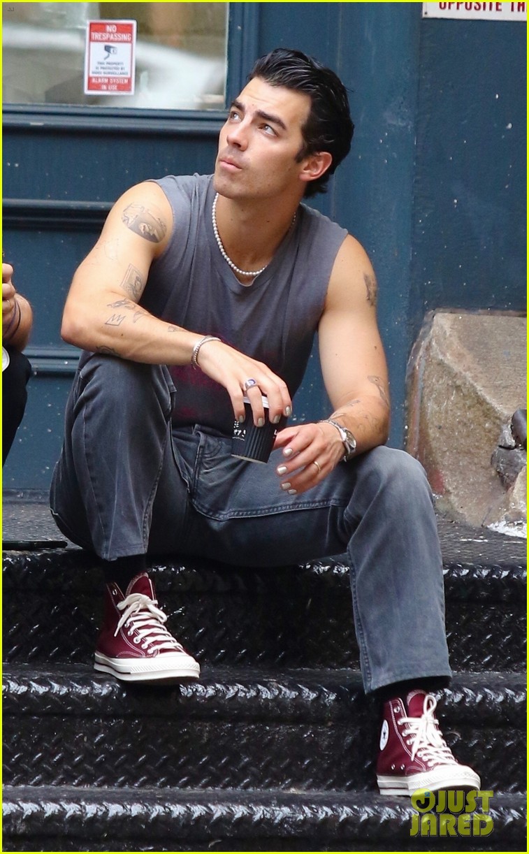 joe jonas shows off tattooed arms wearing sleeveless shirt in nyc 13