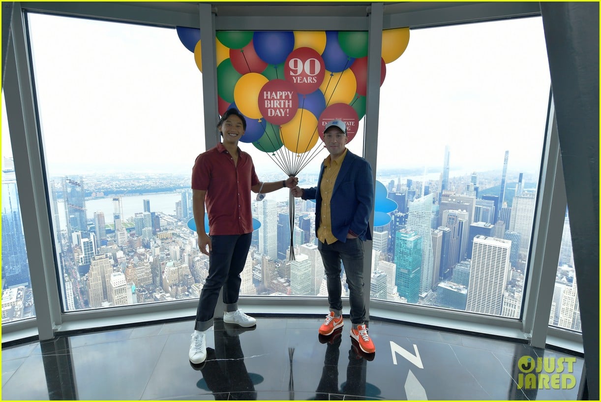 josh dela cruz steve burns celebrate blues clues at empire state building 06