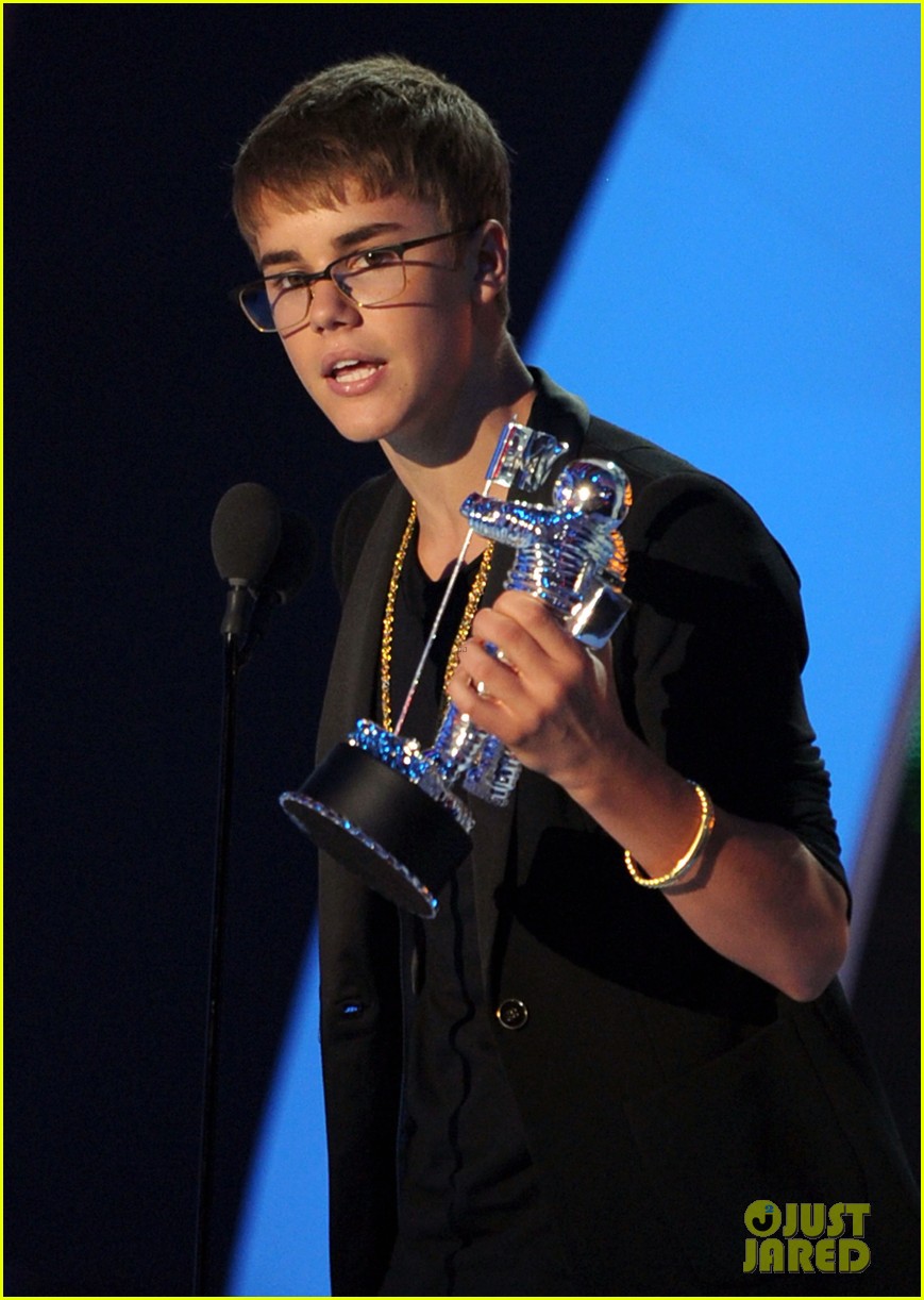 Full Sized Photo of justin bieber returning to mtv vmas stage for first