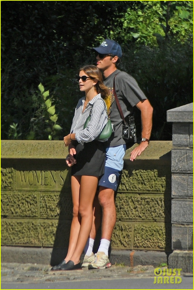 Full Sized Photo of kaia gerber jacob elordi pda in new york city 23