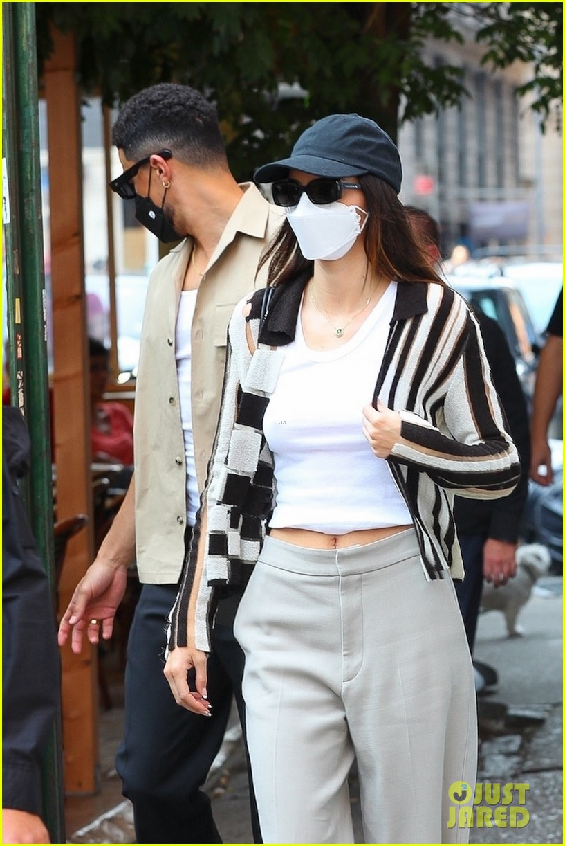 Kendall Jenner Wears Chic Striped Sweater While Out To Lunch With Devin  Booker: Photo 1323566, devin booker, Fai Khadra, Kendall Jenner Pictures